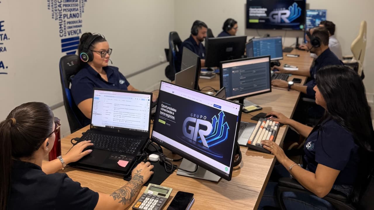 Equipe Grupo GR trabalhando no atendimento e nas negociações